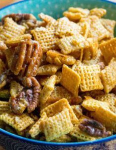 Praline Crunch, Homemade Chex Mix Recipe, Party Mix Recipe, Homemade Chex Mix, Snack Mixes, Chex Mix Recipes, Holiday Snacks, Party Mix, Chex Mix