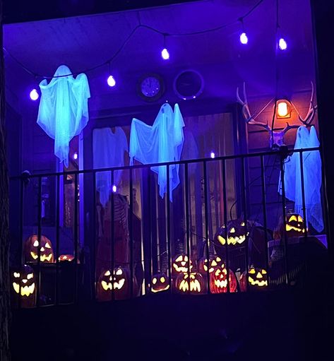 May Not Have A House But I’ve Got A Balcony Halloween Patio Decor, Halloween Balcony Ideas, Halloween Decorations Apartment, Entrance Arch, Halloween Patio, Halloween Outside, Casa Halloween, Halloween Party Dinner, Scary Decorations