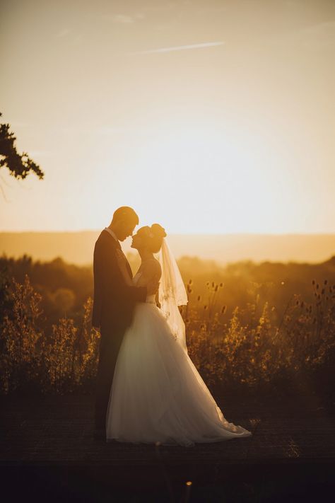 Sunset Bridal Photos, Sunset Wedding Photography, Farm Wedding Picture Ideas, Farm Wedding Poses, Wedding Photography Sunset, Sunset Wedding Photos Golden Hour, Wedding Field Photography, Autumn Wedding Photoshoot, Wedding Photos Farm