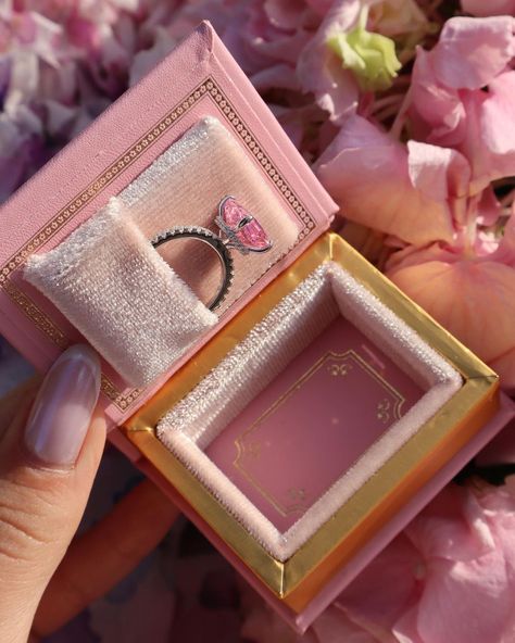 Our adorable little book-shaped ring box! 📚✨ It's not just a box, it's a symbol of love and affection💕 Every time you open it to reveal y… | Instagram Ring Boxes Diy, Trendy Silver Jewelry, Diy Crafts Love, Bff Gifts Diy, Ring Proposal, Cute Engagement Rings, Precious Rings, Fancy Jewellery Designs, Love And Affection