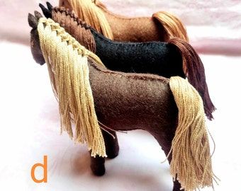 Felt Horse Pattern, Felt Horse, Toy Horses, Animal Ornaments, Felted Art, Felt Creations, Sewing Things, Horse Crafts, Sewing Stuffed Animals