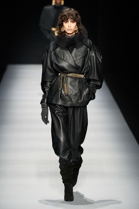 Alberta Ferretti Prêt-À-Porter Automne-Hiver 2020-2021 - Défilés | Vogue Paris Leather Couture, 80s Fashion Trends, Style Goals, 2020 Fashion Trends, Milano Fashion Week, Total Black, Fashion Runway, Fashion Weeks, Alberta Ferretti