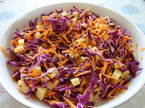 Coleslaw : choux rouge, noix, cantal doux, raisins Slaw For Tacos, Salads Without Lettuce, Cilantro Slaw, Red Cabbage Salad, Carrot Salad Recipes, Vegan Coleslaw, Carrot Salad, Raw Vegetables, Red Cabbage