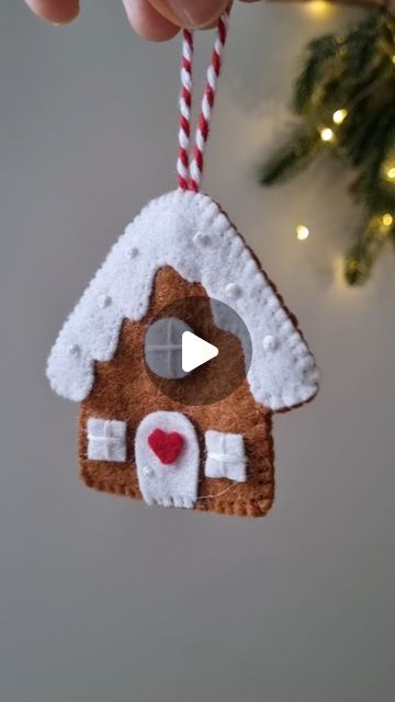 What a Curly Life - baby decor on Instagram: "🌟 Day 2 of free advent calendar is here! 🌟 Make this sweet Gingerbread House following the tutorial. You can download the patterns on my website. Find the link in profile and stories. 😊 🏠🎄If you enjoy this pattern, please share it with others, make it for others and help me on this mission to spread some love. I hope you enjoy it! and if you make it, please share. I can't tell you how happy it makes me. I can't believe some of you have already made the penguin I released yesterday! You're the best. ❤️ 🪡🧵 You'll need: - Felt sheets in ginger, white and red - Embroidery thread in white and brown. - Cord or lace - Glue gun or felt glue - sewing needles - Scissors #ChristmasSewing #DIYChristmas #HolidayCrafts #HandmadeGifts #SewingPatterns # Gingerbread House Felt Ornament, Ginger House Ideas, Felt Gingerbread House Pattern, Gingerbread Felt Ornaments Diy, Felt Gingerbread Ornaments Free Pattern, Gingerbread House Embroidery, Felt Gingerbread House Ornament, Felt Sheet Crafts, Christmas Tree Felt Ornaments