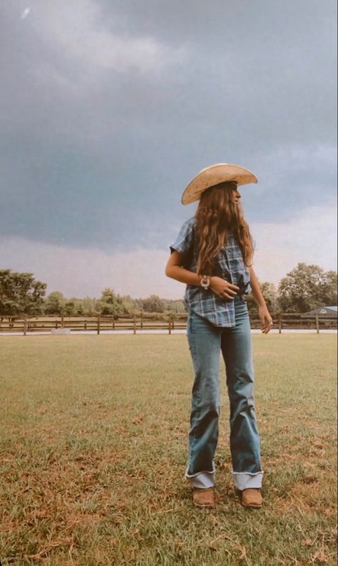 Farmhouse Outfit, Granola Western Aesthetic, Granola Cowgirl, Barn Outfits, Crunchy Cowgirl Aesthetic, Farm Girl Aesthetic Outfits, Western Granola Aesthetic, Granola Western, Granola Girl Church Outfit