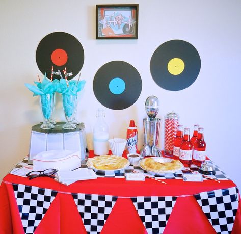 1950s Diner Theme Piecyling Party with FREE Printables 50s America, 1950s Party Decorations, 1950s Party Ideas, 50s Party Decorations, 1950s Theme Party, 60's Party, Grease Party, 50s Theme, 50s Theme Parties