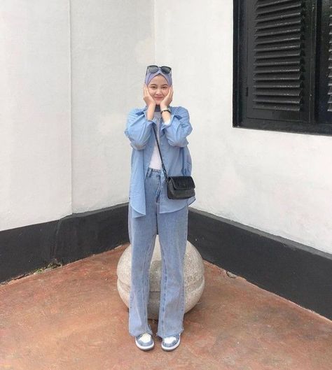 Ootd Baby Blue Hijab, Blue Shirt Outfit Hijab, Blue Outfit Hijab, Hijab Outfit Jeans, Kemeja Outfit, Hijab Motivation, Hijab Casual Outfit, Kemeja Denim, Denim Ootd