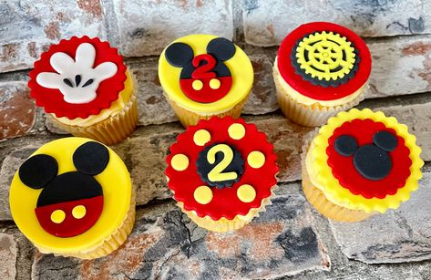 Mickey Mouse Theme Party, Mickey Cupcakes, Cupcakes Fondant, Mickey Mouse Birthday Cake, Mouse Cupcakes, Mickey Mouse Theme, Mickey Mouse Cake, Cake Face, Mouse Cake