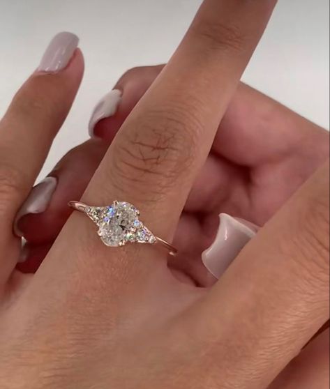 Classy Engagement Ring White Gold, Engagement Ring Black Woman, Oval Engagement Rings Silver, Rings Engagement White Gold, Engagement Rings Silver Vintage, Types Of Engagement Rings Style, Oval Cluster Engagement Ring, Flower Wedding Rings, Gold Band Engagement Ring