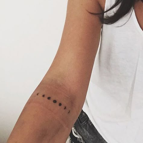 Motif et taille 27 Tattoo, Moon Phases Tattoo, Tattoos Geometric, Dainty Tattoos, Tattoo Me, Piercings And Tattoos, Tattoo Love, Little Tattoos, Ink Ideas