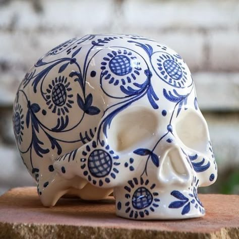 Sugar Skull Planter, Skull Cactus, Sugar Skull Artwork, Skull Planter, Diy Pottery Painting, Air Dry Clay Projects, Colorful Skulls, Skull Painting, Skull Artwork