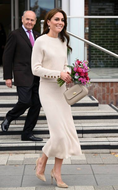 Princesa Catherine De Gales - Filmes e Fotografias - Getty Images Sezane Skirt, Sezane Bag, Moda Kate Middleton, Beautiful Gown Designs, Trent University, Princesse Kate Middleton, Looks Kate Middleton, Nottingham Trent University, Princess Katherine