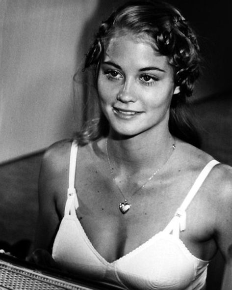 Cybill Shepherd, Catherine Bell, Actrices Hollywood, Bras And Panties, Picture Show, Movie Stars, Actors & Actresses, Classic Style, Hollywood