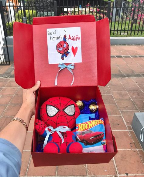 Cute Anniversary Gifts, Spiderman Gifts, Spiderman Theme, Birthday Gifts For Boyfriend Diy, Diy Birthday Gifts For Friends, Bf Gifts, Cute Couple Gifts, Creative Gifts For Boyfriend