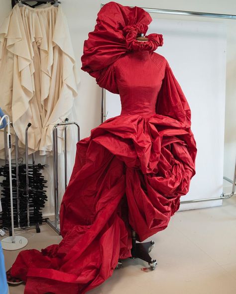 Alexander McQueen on Instagram: “The swirling red Rose dress from the AW19 collection.  The silhouette was initially draped on the house model by Sarah Burton and her…” Red Rose Dress, Extreme Fashion, Draping Fashion, Mcqueen Fashion, Couture Mode, Rose Dress, Mode Inspiration, Red Rose, Fashion Details