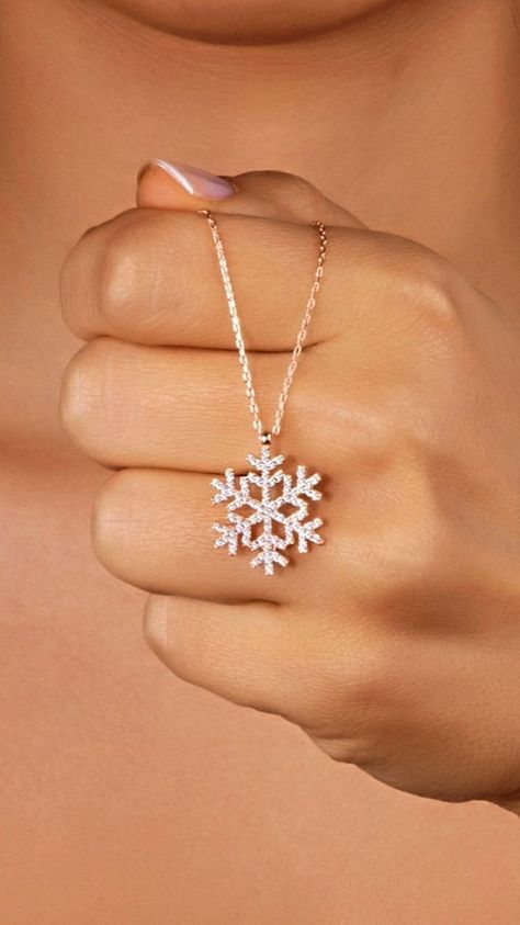 Happy New Year Gift Ideas, Pretty Silver Jewelry, Schnee Party, New Year Gift Ideas, Happy New Year Gift, Metal Jewelry Making, Popular Necklaces, Diamond Pendants Designs, Usa Girls