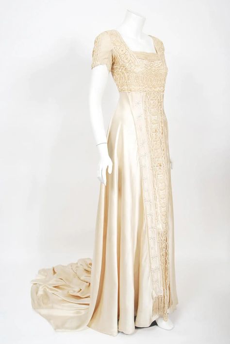 Vintage 1910s Ivory Crème Embroidered Net-Lace and Silk Satin Trained Bridal Gown For Sale at 1stDibs 1910s Evening Gowns, Wedding Gown Vintage, Edwardian Gowns, Los Angeles Vintage, Edwardian Wedding, 1890s Fashion, 1910s Fashion, Gown Vintage, Gold Wedding Dress