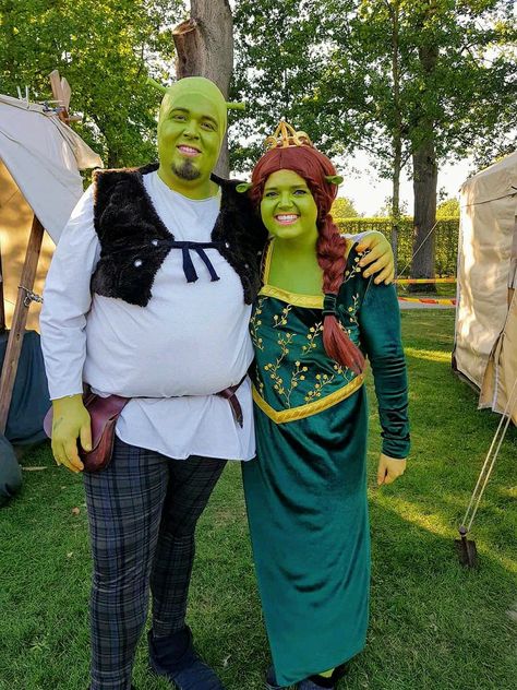 Fiona Costume Diy, Shrek And Fiona Costume, Prince Charming Outfit, Sully Halloween, Fiona Cosplay, Shrek Costume Ideas, Couple Cosplays, Fiona Costume, Shrek And Fiona