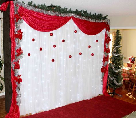 Christmas Diy Photo Booth, Diy Santa Backdrop Ideas, Christmas Background Decoration, Christmas Stage Decorations Backdrops, Photo Booth Natal, Christmas Photobooth Idea, Stage Christmas Decorations, Christmas Backdrops For Photos Diy, Christmas Photobooth Diy