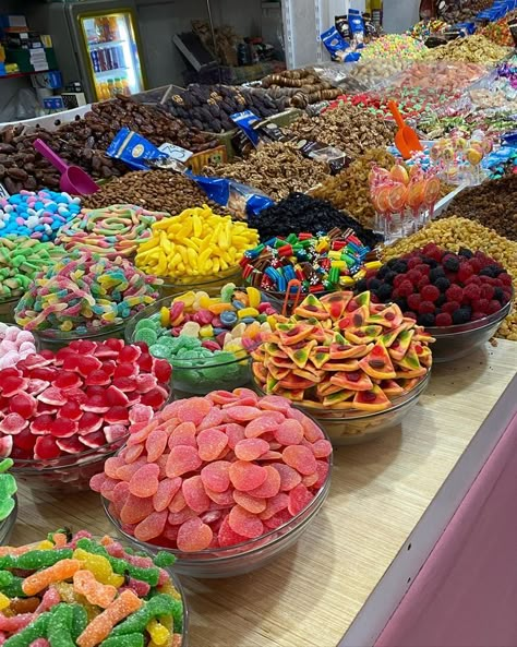 Candy Bowl Aesthetic, Sweets Aesthetic Candy, Gummy Aesthetic, Bonbon Aesthetic, Eat Aesthetic, Pyjamas Party, Snack Organizer, Sleepover Food, Junk Food Snacks