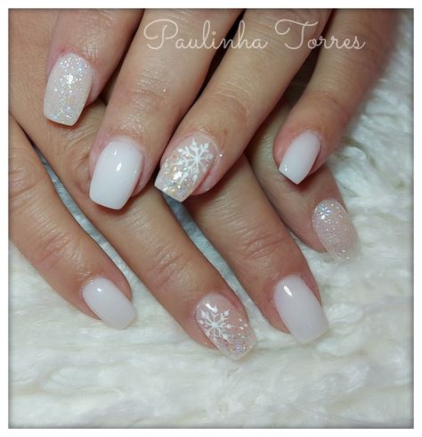 White Christmas Snowflake Nails, Silver And White Winter Nails, Milky White Nails With Snowflakes, Iridescent Snowflake Nails, Winter Dip Nail Designs, White Christmas Nail Designs Snow Flake, White Nails With Christmas Design, Holiday Nails Winter Christmas White, Neutral Snowflake Nails