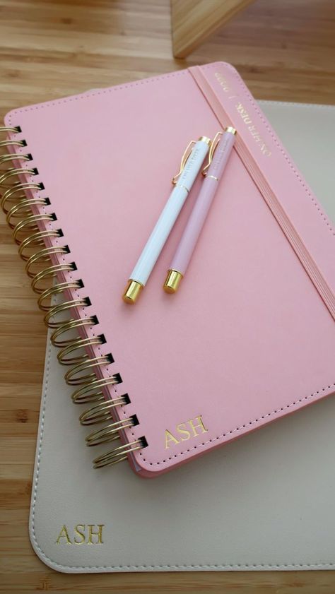 Kosmetyki Mary Kay, Back To University, Pretty School Supplies, Stationery Obsession, Pink Notebook, Cute School Stationary, Cute Stationary School Supplies, Pretty Pens, Cool School Supplies