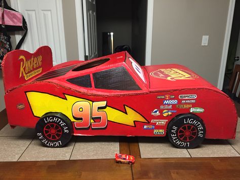 Diy Lighting Mcqueen Costume, Lightning Mcqueen Cardboard Car, Cars Costume, Wagon Costume, Piñata Cars, Mcqueen Costume, Lightning Mcqueen Costume, Car Costume, Cardboard Box Car