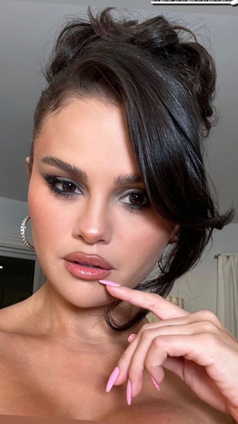 Selena Gomez's new selfie. 📷 Nueva selfie de Selena Gomez. Selena Gomez Nails, Celebrity Hairstyles Red Carpet, Selena Gomez Makeup, Selena Gomez Hair, Selena Gomez Album, Selena Gomez Photoshoot, Selena Gomez Cute, Celebrity Makeup Looks, Selena Gomez Photos