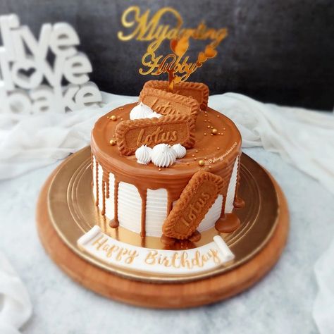 Lotus Biscoff Birthday Cake, Biscoff Birthday Cake Ideas, Biscoff Wedding Cake, Biscoff Drip Cake, Biscoff Cake Design, Bischoff Cake, Lotus Biscoff Cake Design, Lotus Birthday Cake, Lotus Cake Design