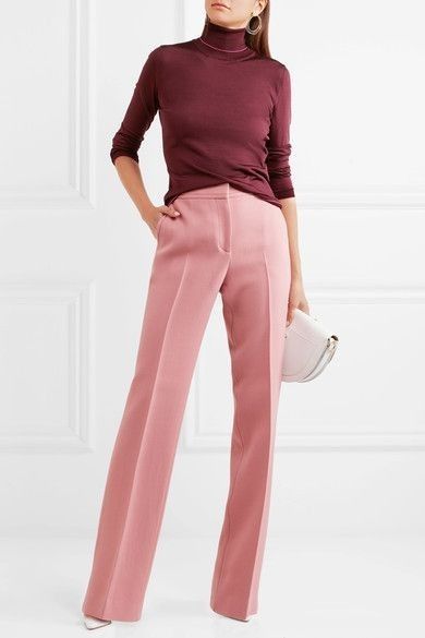 Pantalona bordô Wine Cashmere Sweater, Kibbe Dramatic Classic, Pink Pants Outfit, Pink Trousers, Wool Crepe, Amal Clooney, Corporate Outfits, Cooler Look, Pink Pants