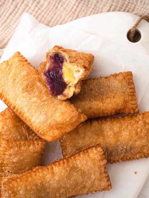 Golden fried puff pastry filled with creamy cheese custard and sweet ube jam, this delicious fried parcel is a take on Jollibee's ube cheese pie. Ube Tarts Recipe, Ube Puff Pastry, Fried Puff Pastry, Ube Paste Desserts, Ube Turon With Cheese, Ube Cheese Turon Malagkit, Ube Jam, Milk Processing, Puff Pastry Filling