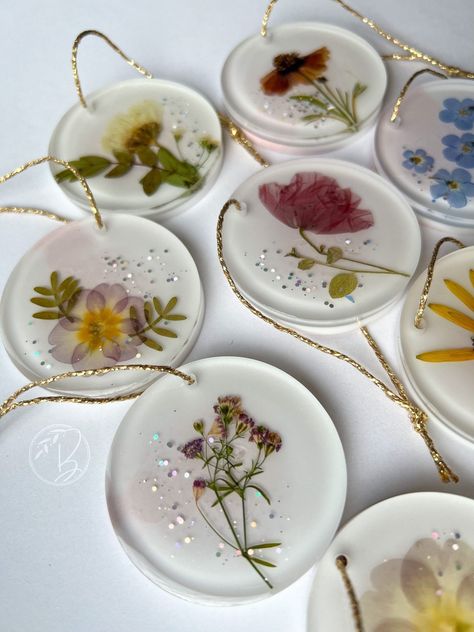 Pressed Flower Crafts, Flower Resin Jewelry, Flowers Dried, Handmade Christmas Tree, Pressed Flower Art, Creative Things, Flower Ornaments, Diy Resin Crafts, Christmas Ornaments Homemade