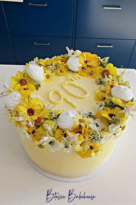 This light lemon sponge layered cake is drizzled with lemon syrup, encased in lemon buttercream, and filled with homemade lemon curd. Bitesize Bakehouse decorated with white and yellow florals that elevated this cake design. Yellow And White Cake Design, Garden Cake Design, Lemon Cake Design, Light Yellow Cake, Floral Garden Cake, Yellow Flower Cake, Flower Cake Ideas, Floral Cake Designs, Daffodil Cake