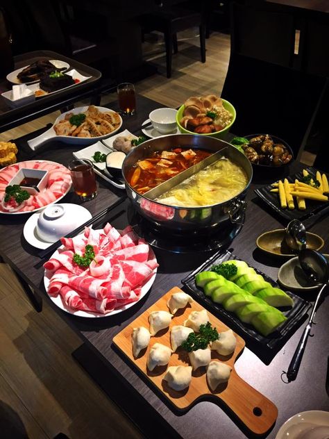 Hot Pot Set Up, Hot Pot Chinese, Hot Pot Aesthetic, Hotpot Aesthetic, Asian Hot Pot Recipe, Japanese Hotpot, Hot Pot Party, Hot Pot At Home, Chinese Fondue