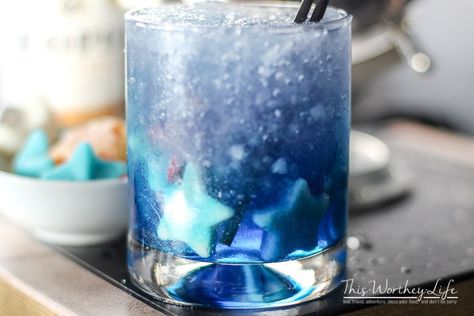 Guardians of the Galaxy Drink Starry Drink, Blue Edible Glitter Drinks, Guardians Of The Galaxy Food, Celestial Drinks, Galaxy Themed Drinks, Space Theme Cocktails, Galaxy Drinks Cocktails, Star Cocktail, Space Themed Drinks