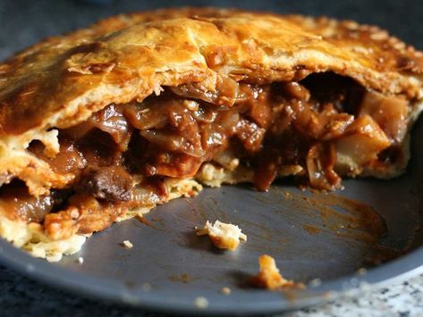 MICHIGAN: Inhale the savory scents of a pasty, a meat-filled hand pie. Michigan loves these easy-to-eat pastries, and even has an annual Pastry Fest in Calumet every June. Curry Pie Recipe, Curry Pie, Beef And Mushroom Pie, Steak Pie, Onion Pie, Beef Pies, Mushroom Pie, Pies Maker, Pastry Pie