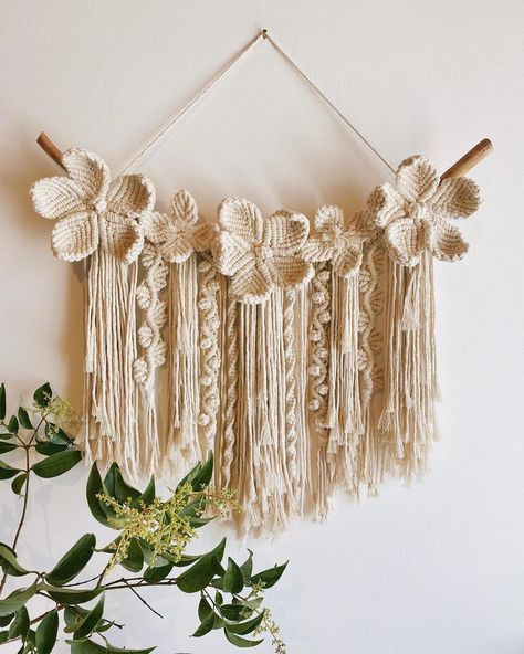 Here is an amazing macrame wall hanging ! Check out more designs for sales on Macrame-design.com ! Macrame Flowers Wall Hanging, Macrame Flower Tutorial, Spring Macrame, Macrame Flower Wall Hanging, Macrame Wall Hanging Ideas, Flower Macrame, Macrame Flowers, Pola Macrame, Macrame Crochet