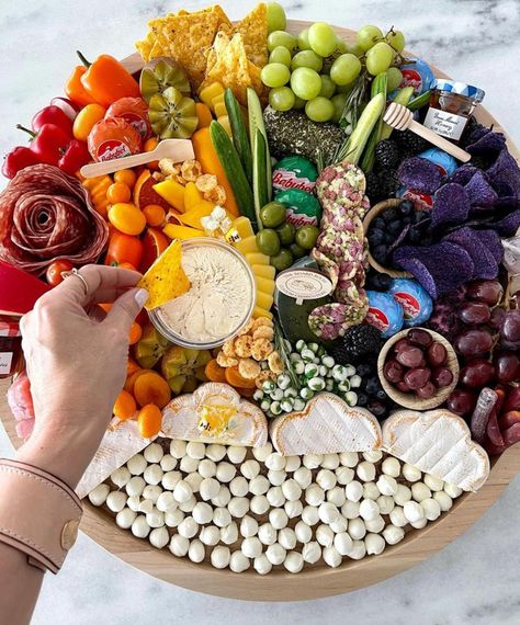 St Patricks Snacks, Rainbow Charcuterie Board, Rainbow Charcuterie, St Patrick Day Snacks, Meze Platter, Charcuterie Party, St Patricks Day Food, Best Party Food, Charcuterie Inspiration