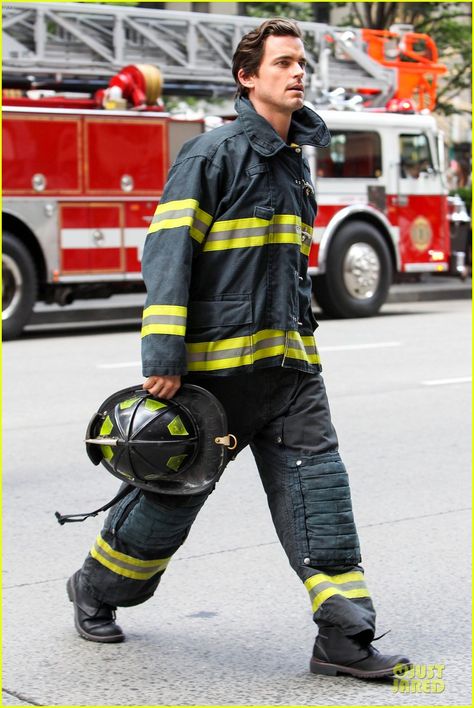 Nyc Socialite, Guy Aesthetic Outfits, Firefighter Images, Firefighter Uniform, Fireman Outfit, Firefighter Jacket, Firefighter Halloween, Fdny Firefighters, Fireman Costume