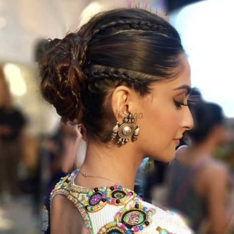 Juda Hairstyle, Hairstyles Juda, Messy Bun With Braid, Braided Hairdo, Bridal Hair Buns, Braided Bun Hairstyles, Makeup Bridal, Front Hair Styles, Hair Up Styles