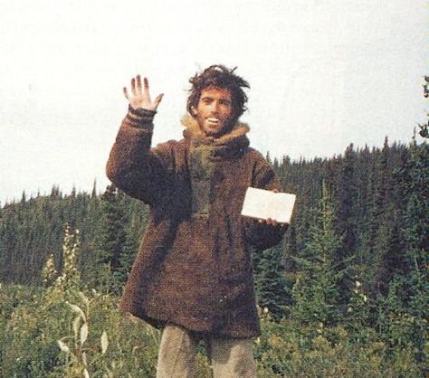 Last photograph of Christopher McCandless, inspiration for the movie "Into the Wild" (2007). He is holding a sign which says "I have had a happy life and thank the Lord. Goodbye and may God bless all!" Hiker Core, Alex Supertramp, Chris Mccandless, Christopher Mccandless, Wild Pictures, Alaskan Wilderness, The Last Man On Earth, Haunting Photos, Photo Star