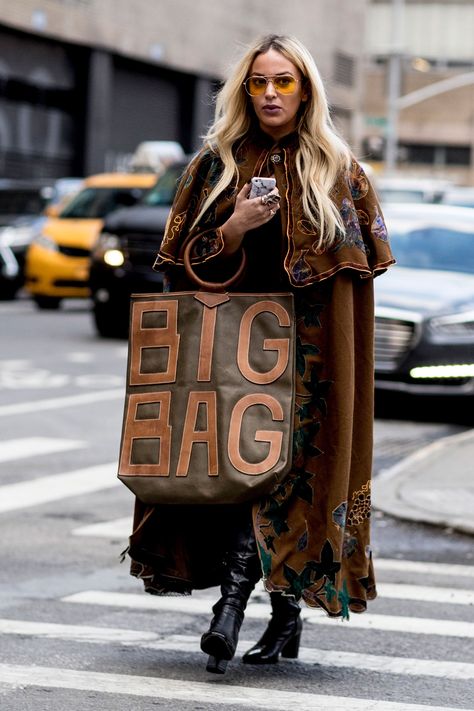 NYFW Day 8 Bag Photography, Street Style New York, Excess Baggage, Eco Bags, Street Style Shoes, Big Bag, Handbag Heaven, The Best Street Style, Best Street Style