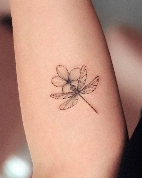 Dragon Fly On Flower Tattoo, Half Dragonfly Half Flower Tattoo, Lotus Flower Dragonfly Tattoo, Japanese Dragonfly Tattoo, Daisy And Dragonfly Tattoo, Flying Dragonfly Tattoo, Minimal Dragonfly Tattoo, Matching Dragonfly Tattoos, Lotus Dragonfly Tattoo