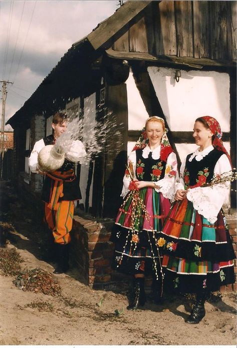 Polish Traditional Costume, Polish Dress, Poland Culture, Slavic Clothing, Europe Culture, Polish Clothing, Folk Wedding, Polish Traditions, Baba Jaga