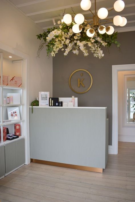 Discover the perfect reception desk to elevate your store's ambiance. Ideal for office reception, retail stores, and salons, offering a blend of functionality and modern elegance.#ReceptionDeskIdeas #ModernReceptionDesk #RetailStoreDesign #OfficeReceptionDecor #DisplayCabinetsDesign #RetailInteriorDesign #CustomReceptionCounter #LuxuryReceptionFurniture #SmallBusinessDesign #SalonReceptionDesk Waiting Room Decor Salon, Med Spa Waiting Area, Aesthetic Reception Area, Estetic Center Design, Spa Entryway Ideas, Med Spa Grand Opening Ideas, Boutique Reception Desk, Medical Spa Interior Design, Med Spa Design