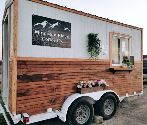 Cabin style Retro Coffee Trailer, Cargo Trailer Coffee Shop, Rustic Food Truck, Food Trailer Diy, Mobile Coffee Shop Ideas, Drink Trailer, Western Style Food, Foodtrucks Ideas, Drive Thru Coffee