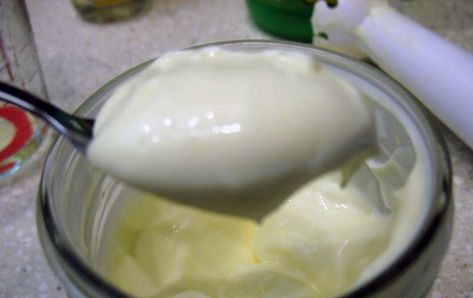 5 minutes to make homemade mayonnaise! A jar, an immersion blender and a handful of ingredients are all you need. Laundry Sauce, Coconut Milk Yogurt, Detergent Recipe, Laundry Detergent Recipe, Laundry Soap Homemade, Homemade Mayo, Homemade Laundry Detergent, Homemade Laundry, Homemade Mayonnaise