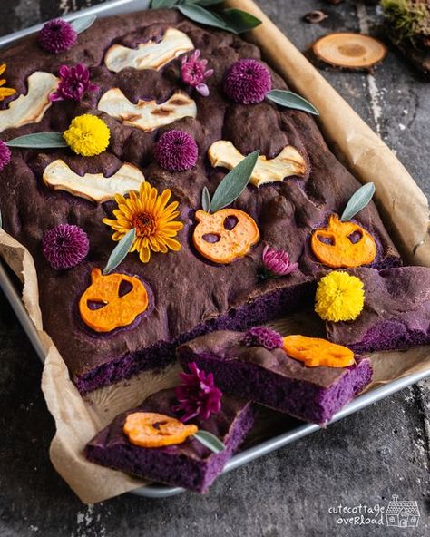 Halloween Flatbread, Halloween Foccacia, Halloween Focaccia, Gothic Cafe, Focaccia Flatbread, Foccacia Bread, Halloween Breakfast, Spooky Food, Bread Art