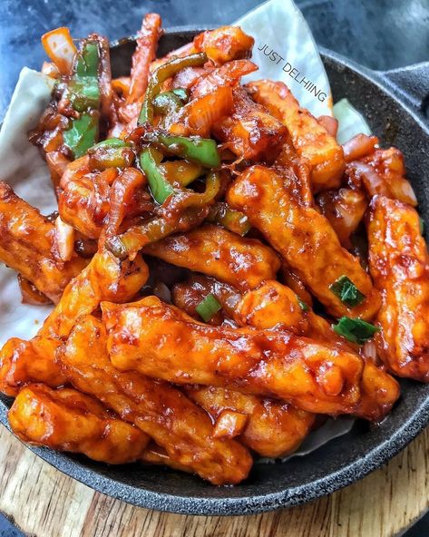 Just Delhiing on Instagram: “Can we ever say no to super crispy and flavourful Chilli Potato? 🤩 Tag someone who always orders this 🙈👇🏻 ••• #justdelhiing Follow…” Hell Drink, Chilly Potato, Chili Potato, Potato Images, Chilli Potato, Tag Someone Who, Tag Someone, Chicken Wings, Noodles