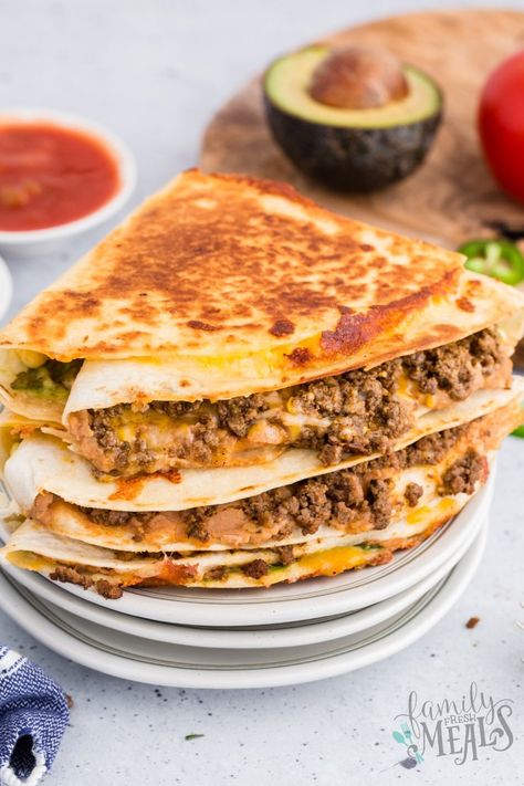 You will love these Tik Tok Famous Taco Quesadillas. Each quadrant of the tortilla holds a different taco ingredient for maximum flavor! Tik Tok Dinner, Tik Tok Dinner Recipes, Tortilla Hacks, Taco Quesadillas, Quesadilla Burgers, Beef Quesadillas, Tik Tok Famous, Taco Wraps, Chili Relleno